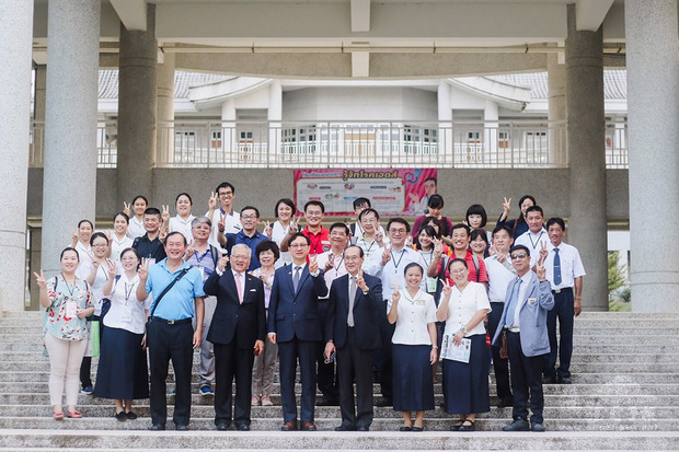 「台灣協助泰北發展訪問團」9月25日到30日訪問泰北，圖為訪問團訪問慈濟學校。（駐泰代表處提供）