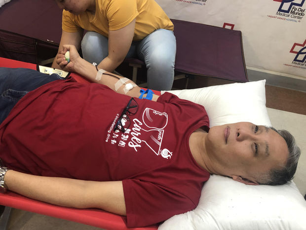 FE DEL MUNDO醫療中心醫檢師為王家鵬進行採血。