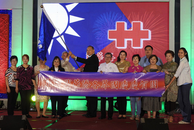 菲華各界慶祝中華民國108年國慶大會，駐菲代表徐佩勇（左5）為菲華各界雙十國慶回國慶賀團授旗。(中央社提供)