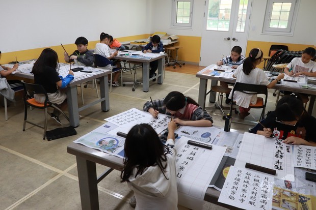 韓國漢城華僑小學舉辦正體漢字文化節書法比賽。
