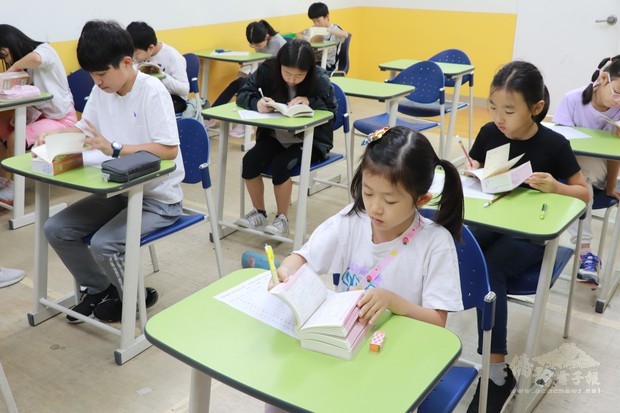 韓國漢城華僑小學舉辦正體漢字文化節查字典比賽。