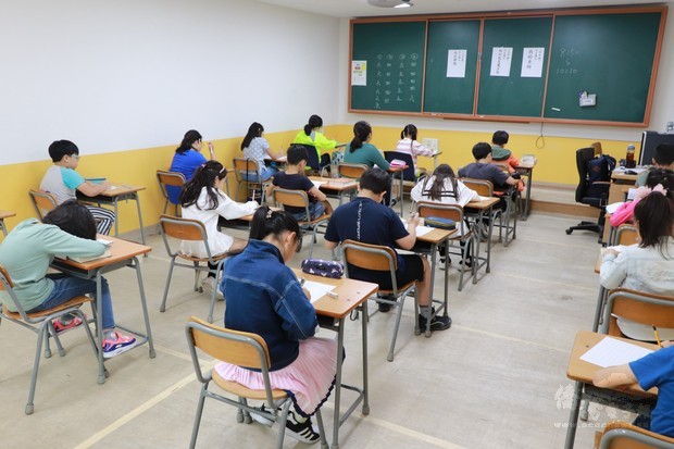 韓國漢城華僑小學舉辦正體漢字文化節作文比賽。