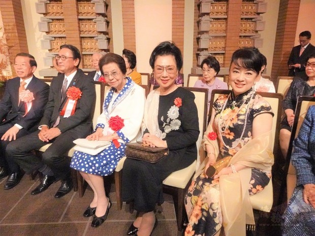 駐日代表處8日晚間在東京舉辦國慶酒會，女星翁倩玉（右1）等旅日僑胞以及日本首相安倍晉三的母親安倍洋子（右3）等人出席。(中央社提供)