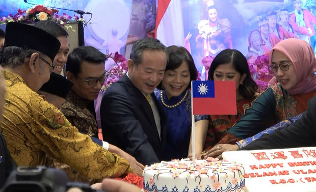 中華民國駐印尼代表處8日舉辦國慶酒會，中華民國駐印尼大使陳忠伉儷（右4、右3）與印尼總統佐科威幕僚長穆爾多科（右5）共同切蛋糕祝賀。(中央社提供)
