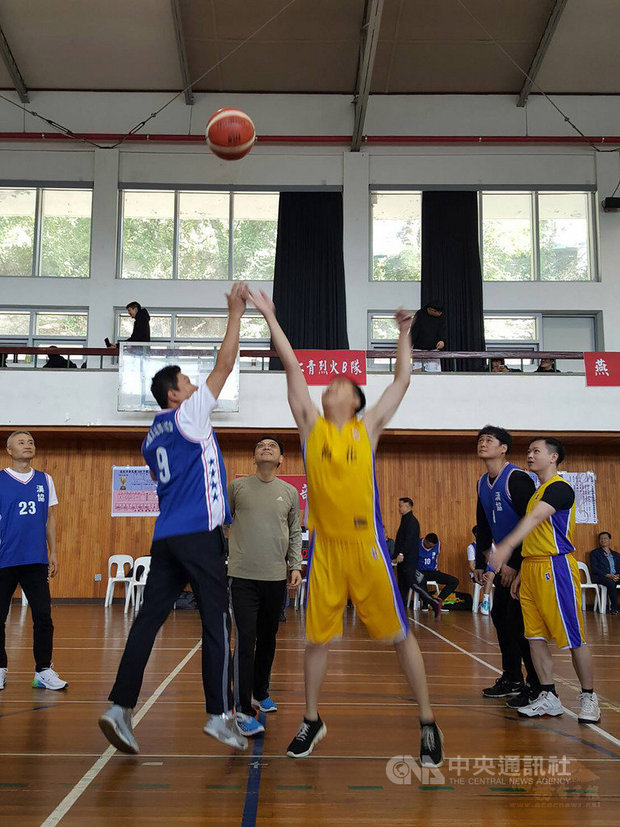 唐殿文（中）6日在首爾祥明大學體育館為韓華國慶盃籃球錦標賽開球。圖中黃衣隊為駐韓代表同仁組成的梅花隊，藍衣隊為漢城華僑協會隊。(中央社提供)
