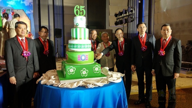 王家鵬（右3）、徐佩勇（右4）、葛永光（右5）和菲華青年服務團總團部副理事長們一同高唱生日歌與切蛋糕。(王永鑫提供)

