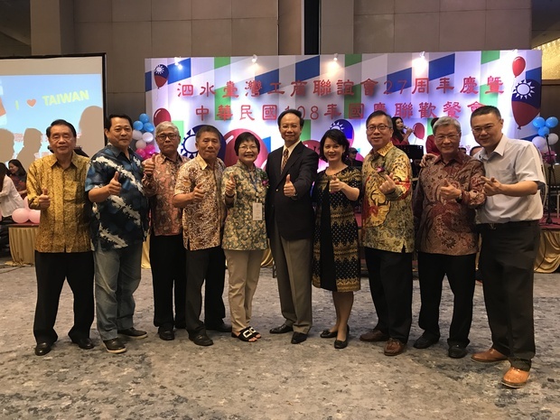 林鼎翔和印尼各地臺商會理事長合影。