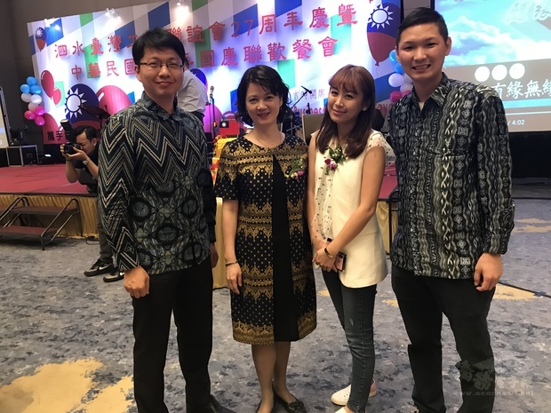 張雲喬（右2）、張詔雄（左1）及曾遠喆（右1）與張淑燕（左2）出席雙十國慶活動。
