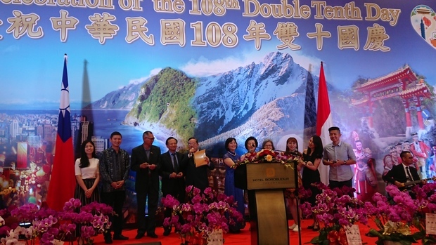 駐印尼大使陳忠伉儷(左5、6)與僑領歡唱慶賀雙十。