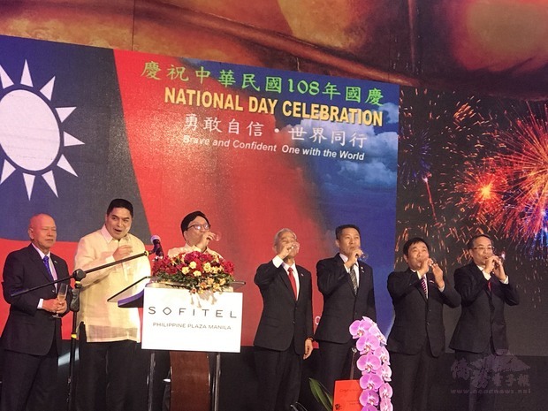 徐佩勇(左4)與菲國官員及僑界代表等嘉賓向與會來賓敬酒。