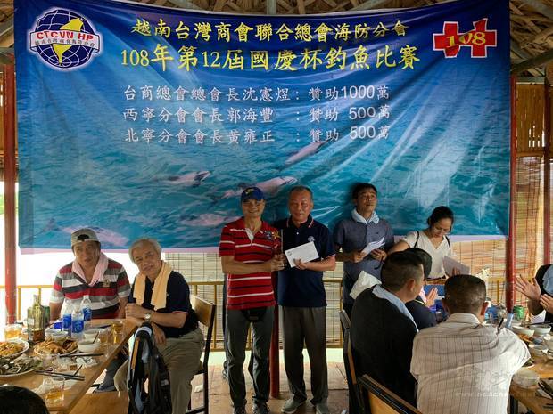 柯進道頒獎予釣魚比賽冠軍優勝者。