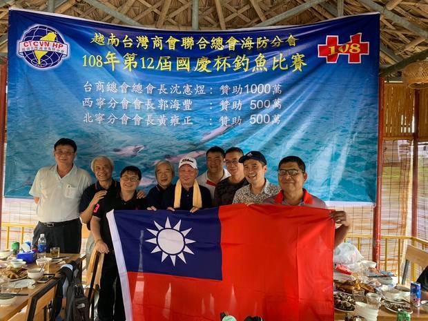 商會幹部合影(中立者：柯進道、左二：柯秋木、左四：李旋門、右四：金國孝)