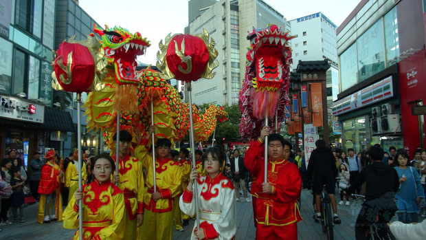 第13屆「大邱華僑中華文化祝祭」19日在大邱市舉行，釜山僑中祥龍隊在大邱助興演出並上街遊行。（中央社提供）