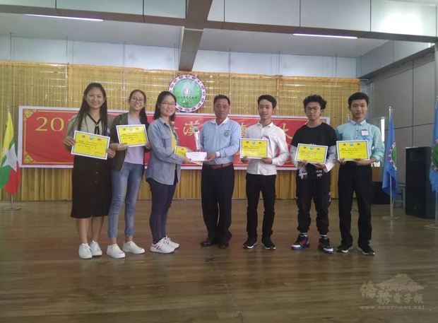 柳潤蒼會長頒發高中組獎項。