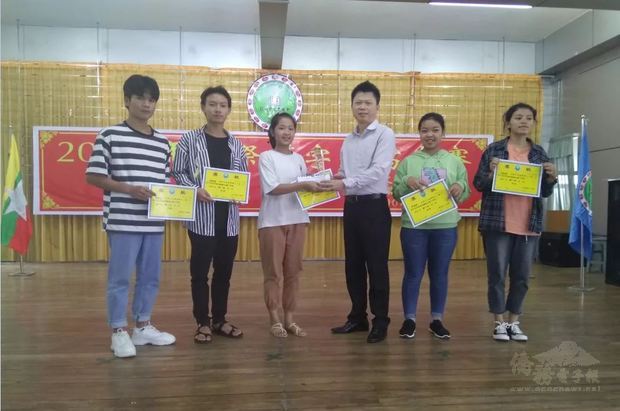 張文華頒發初中組獎項。