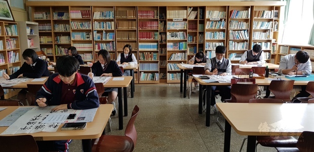 中學部同學書法比賽。