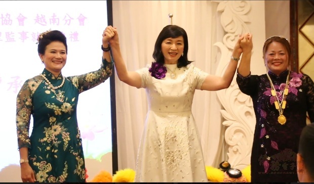 世華世界總會長劉琍綺（中）與越南分會第三屆會長林淑莉（左）、第四屆會長林詩萍合影