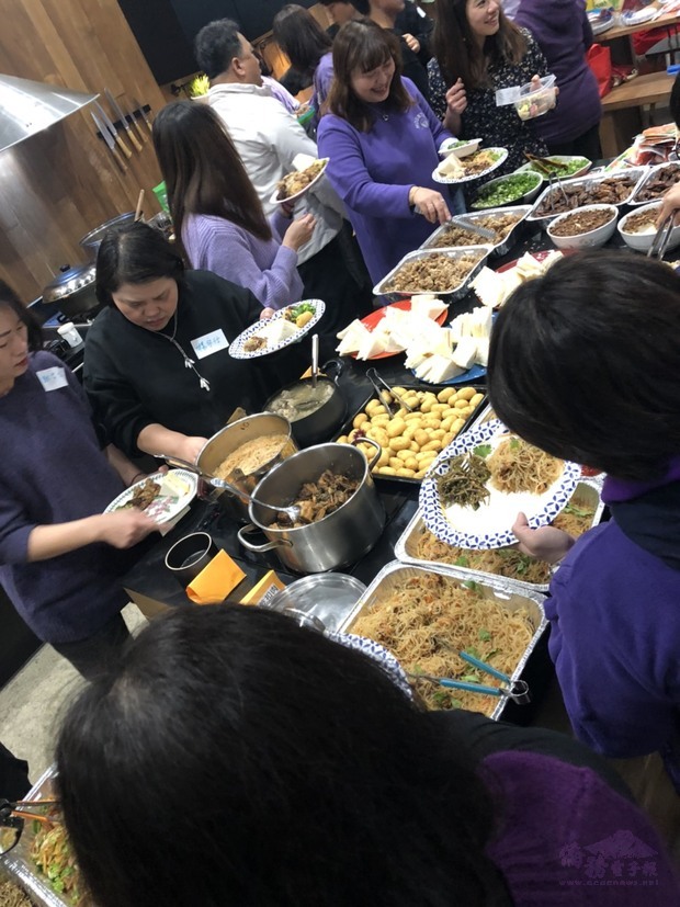 大家享用同鄉會姊妹親手製作道地臺灣美食。