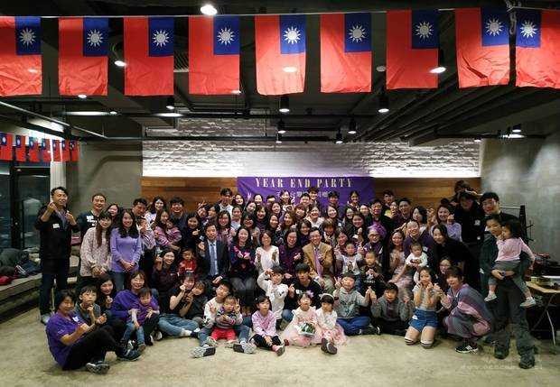 來自韓國各地臺灣人妻及其家屬，參加在韓臺灣婦女同鄉會「同心25～懷舊感恩年終晚會」。
