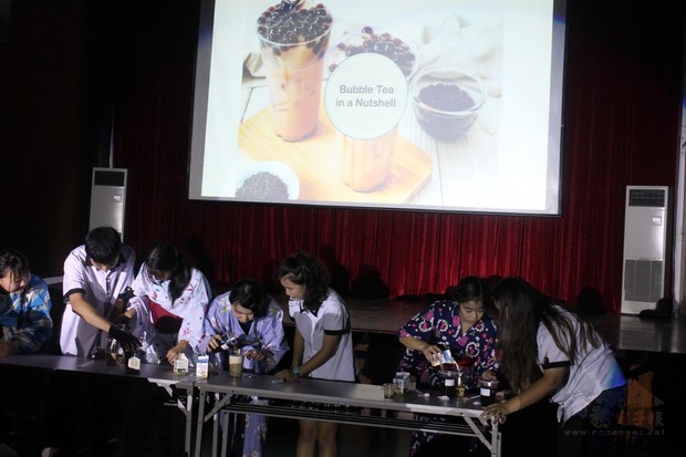 臺校學生現場製作臺灣珍珠奶茶。