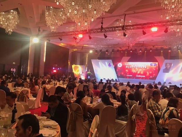 就職典禮會場高朋滿座,300餘名來賓出席。