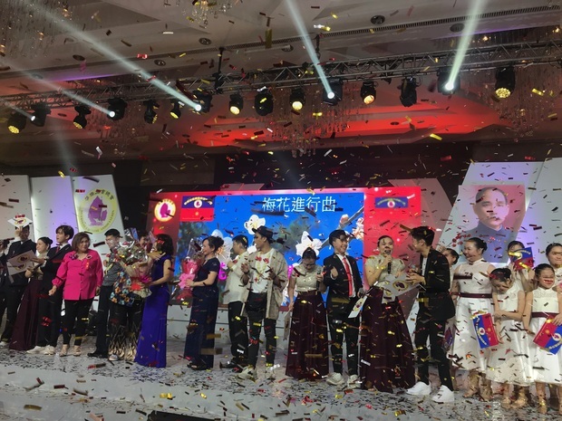 晚會尾聲在眾人高歌《梅花進行曲下》落幕。