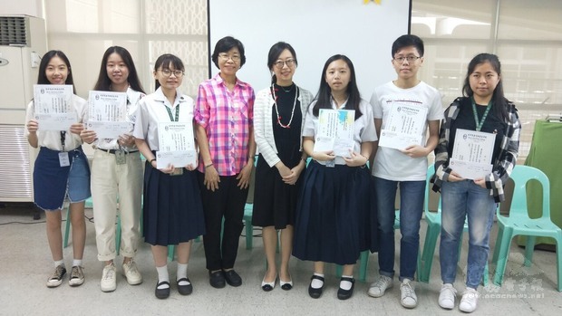 劉桂瑛頒發獎狀及獎金予獲獎學子。