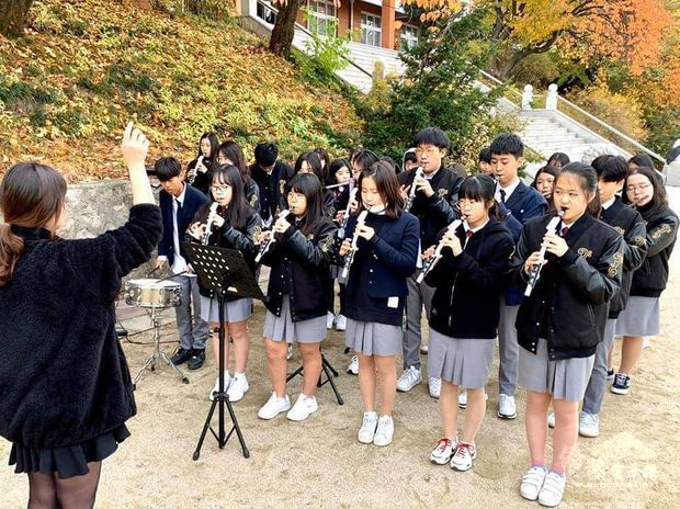 漢城華僑中學樂隊演奏國父紀念歌。