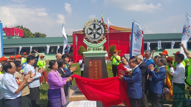 國際扶輪3490區捐建甘妮小學紀念牌揭幕。