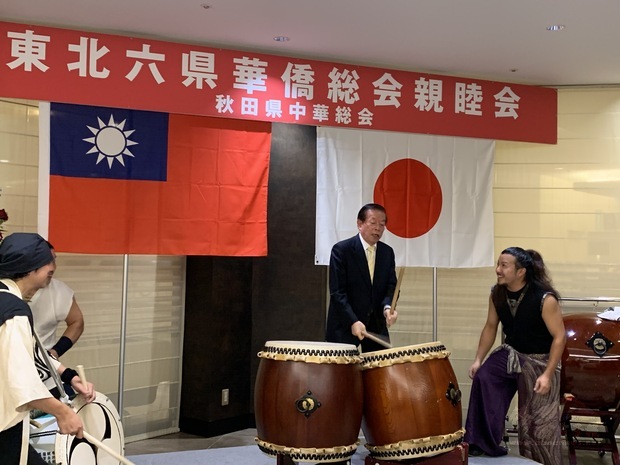 謝長廷應邀上臺擊鼓。