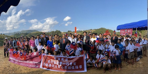 旅泰台商和台灣慈善團體踴躍捐輸，贊助清萊府山區學校建新校舍。