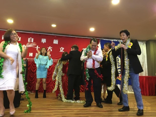 自青樂隊帶來熱鬧的文藝節目，與現場嘉賓歡慶緬華自由青年總社69歲生日。