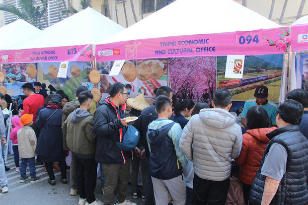 越南外交部8日在河內舉行2019年國際慈善義賣會，義賣所得將捐贈給當地慈善機構。駐越南代表處響應參加，設置台灣館，推出的珍珠奶茶等美食大受民眾歡迎。(中央社提供)