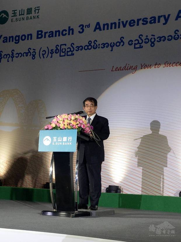 張俊福肯定仰光分行秉持總行專業、服務、企業社會責任的經營理念，成為緬甸外資銀行的模範生。