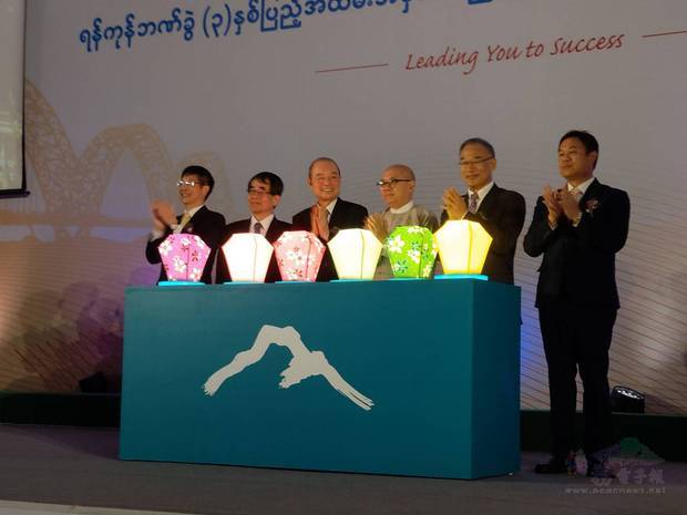 黃永仁、曾國烈、黃男州、張俊福及Dr. Myo Thet一起點燈祝福玉山銀行。