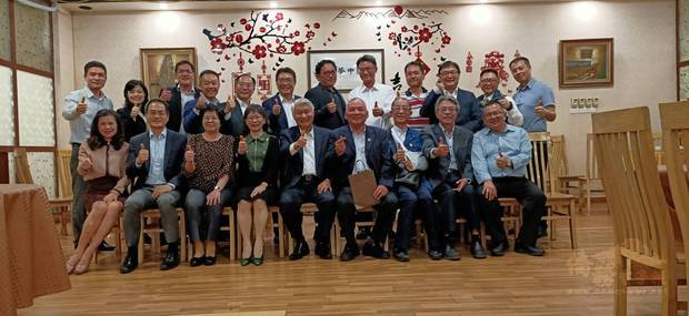 信保基金一行與越南臺商合影(前排中：石瑞琦；前排左四：林寶惜)。