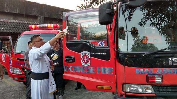 羅沙溜神父為嗎拉汶市菲華防火會消防車舉行祝聖儀式。