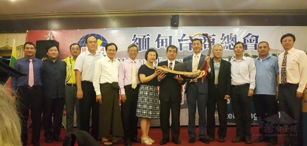 何廷貴及幹部贈送張俊福緬甸傳統樂器,恭喜榮退。