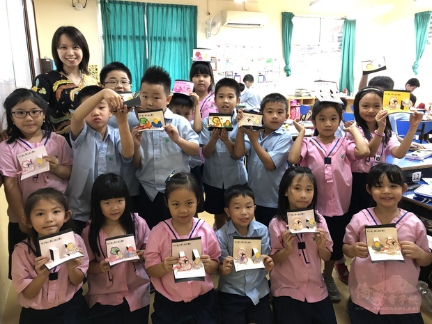 雅加達臺灣學校的華語教學融入生活並配合節慶製作卡片。