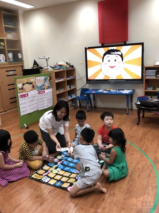 教師教導學童認識注音符號。