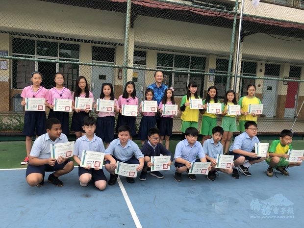 雅加達臺灣學校學生報考華語文能力測驗成績斐然，校長張晉福親自頒發證書。