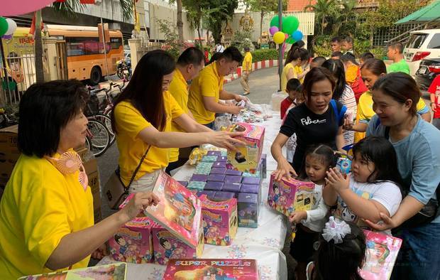 曼谷大玲昌獅子會配合皇家慈善基金會發放各類文具、玩具等用品予當地清寒家庭學生及兒童。
