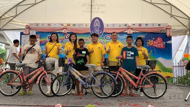 曼谷大玲昌獅子會配合皇家慈善基金會發放腳踏車等用品予當地清寒家庭學生及兒童。