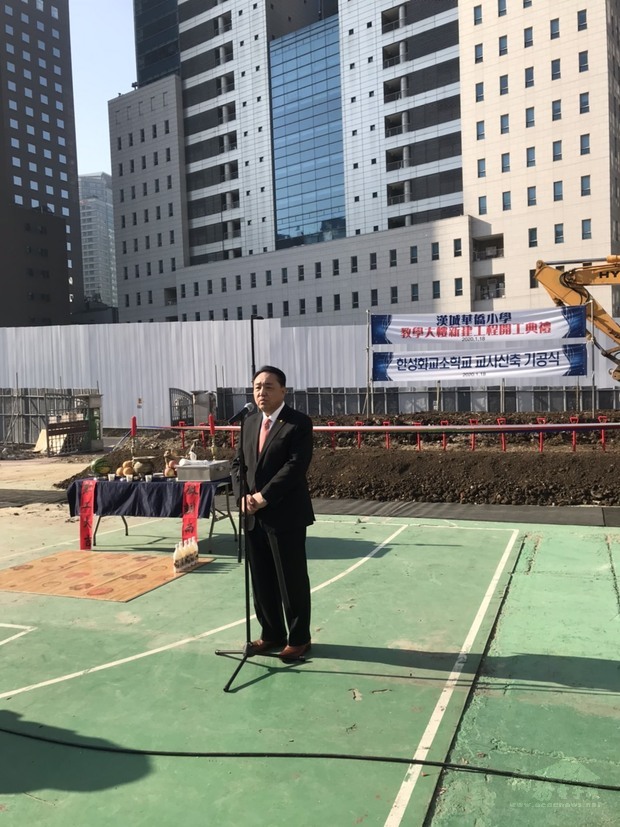 吳學彬在開工典禮説明校舍重建過程，並感謝各界的支持。