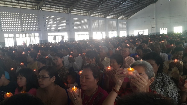 近千名信眾高舉「心燈」，祈禱人心祥和，社會平安，天下無災無難。