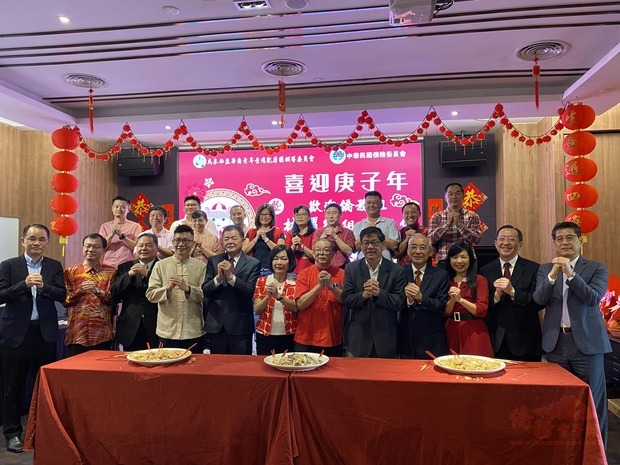 洪慧珠（左6）出席「馬來西亞華裔青年臺灣觀摩團輔導委員會喜迎庚子年午餐會」慶祝新年。