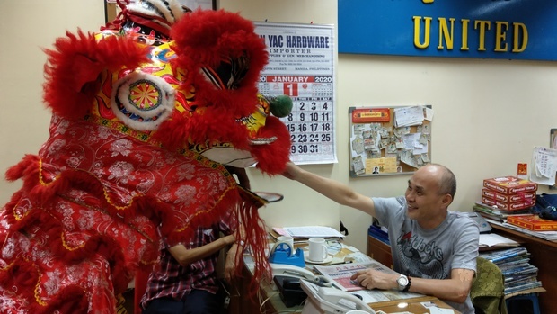 華人商家餵來拜年舞獅紅包。