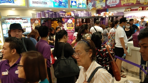 華人糕餅店內大排長龍,大家都搶著購買各式口味及造型的甜粿。