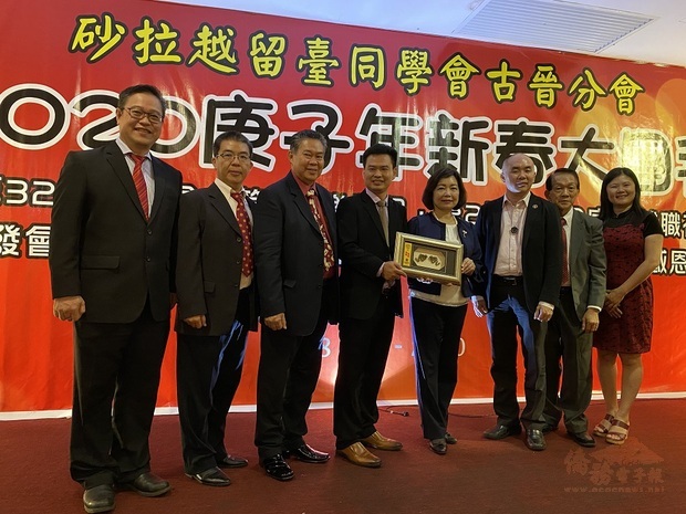 洪慧珠（右4）出席砂拉越留臺同學會古晉分會「2020庚子年新春大團拜」。