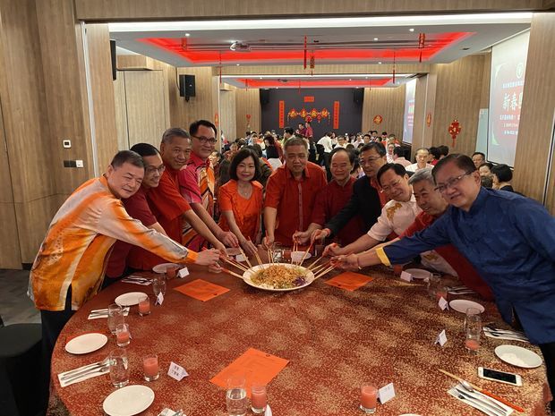 洪慧珠（左5）出席馬來西亞留臺校友會聯合總會2020庚子年新春團拜活動與貴賓慶祝新年。